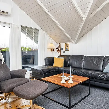 5 Person In Nyaraló *